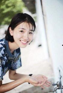 明星网红赏花图片,明星风采与春日花海的浪漫邂逅