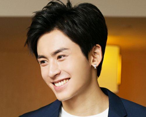 热门男明星网红,揭秘热门男明星网红的崛起之路