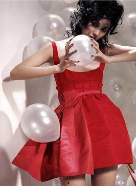 明星网红穿短裙,明星网红演绎夏日时尚风采