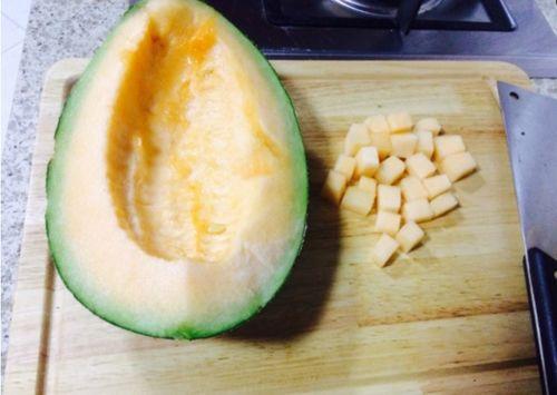 哈密瓜外皮有黑片可以吃吗