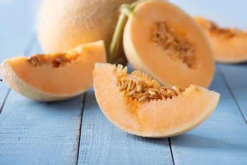 哈密瓜外皮有黑片可以吃吗