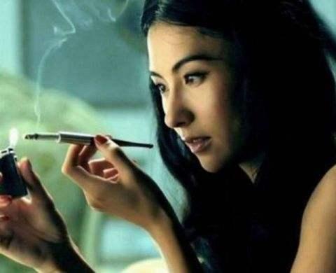 明星网红抽烟吗