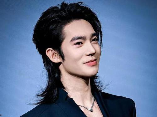 男明星网红轮廓,揭秘男明星网红的独特轮廓魅力